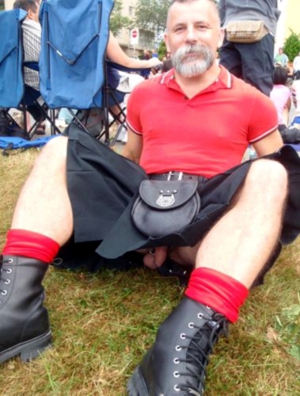 kiltedbros:
“Men, like your nuts to be free? Check out our Kilted Bros for some awesome sack-satisfying kilt action! Don’t have the balls to wear a kilt yet? Check out the free members-only gallery with dozens of other kilted-man pics. Head over to...