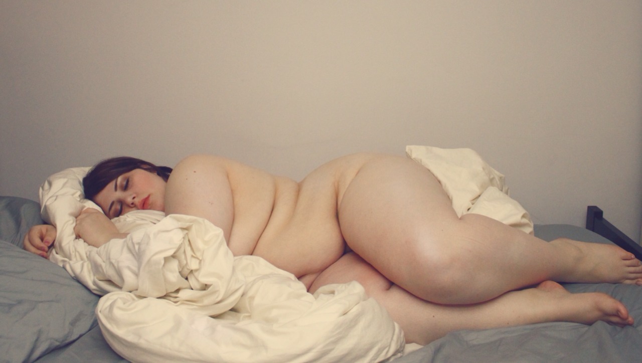 Голая толстушка спит на кровате фото