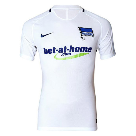 El nuevo Segunda Equipacion Camiseta Hertha BSC baratas 2016 2017 es totalmente blanco con logotipos de los patrocinadores azules y una tubería de azul alrededor de la parte posterior del cuello.
Se puede combinar con pantalón blanco y medias.