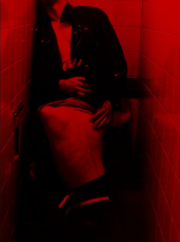 Фото сексуальной фурии в темной комнате