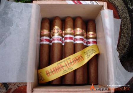 cigarinspectorcom:
“Ramon Allones 225 Hunters & Frankau Aniversario (RE UK)
Origin : Cuba
Format : Gorditos / Robusto Extra
Size : 141 x 19.84 mm (5.6 x 50)
Released in : 2015
Box code : MUR FEB 13 (box number 1576/2000)
Hand-Made
Price : $900 for a...