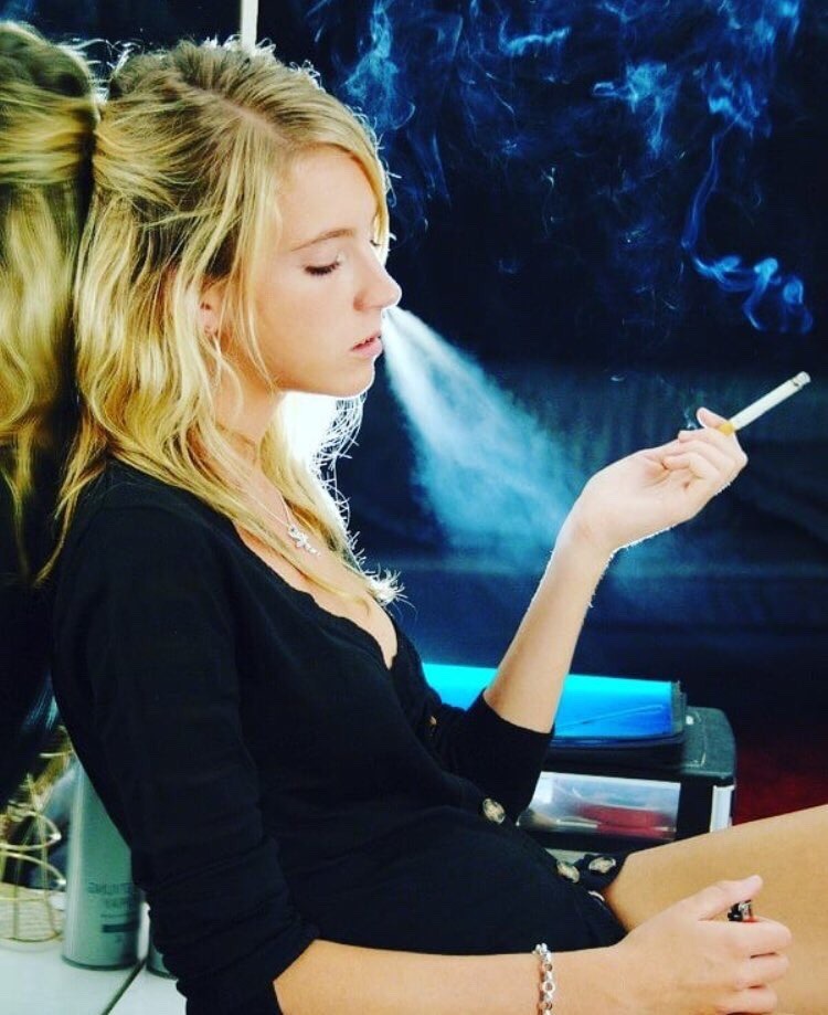 Блондинка перед веб камерой показывает большие сиськи и курит сигарету
