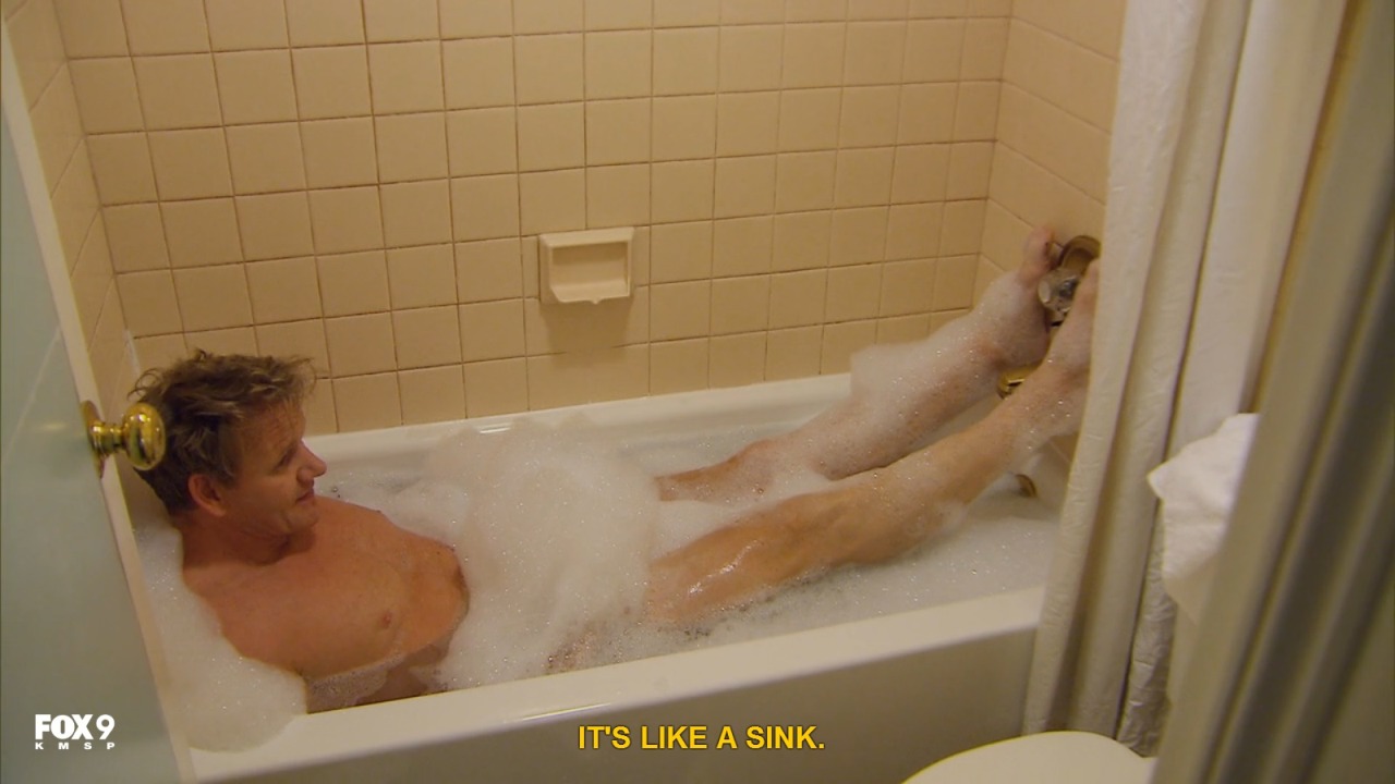 Мамку застали голой во время купания в ванной порно фото
