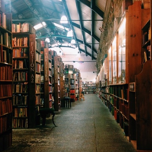 calm-mysoul:

“One of the largest secondhand bookshops in Britain!”  (at Barter Books)

