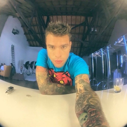 Ma questa è la mia nazione che pesa sulle mie scelte, gridando rivoluzione ma con le braccia conserte.
-Fedez