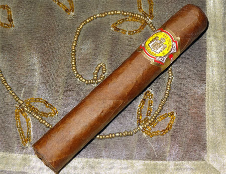 cigarinspectorcom:
“El Rey Del Mundo Choix Supreme
Origin : Cuba
Factory Name : Hermoso No. 4 (Robusto)
Size : 127 x 19.05 mm (5 x 48)
Weight : 14.26 g
Hand-Made
Box year : 2010
Price : $9-10 each
Just a tad longer and possessing a slightly smaller...