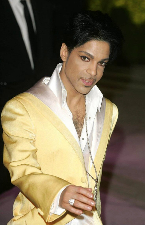 Prince in yellow at the Vanity Fair Oscar afterparty in 2007. Who does he run into? Madonna - and she gets a hug.