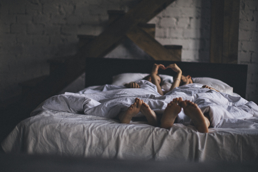 Зрелая пара трахается на кровате в спальне фото