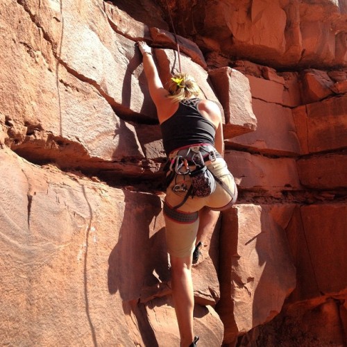 www.boulderingonline.pl Rock climbing and bouldering pictures and news afemalesolotraveler: #climber #climb #climbing #indiancreek...