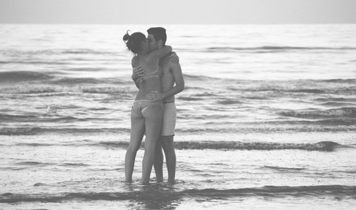 Молодые девушки с парнем устроили групповое порно на пляже.