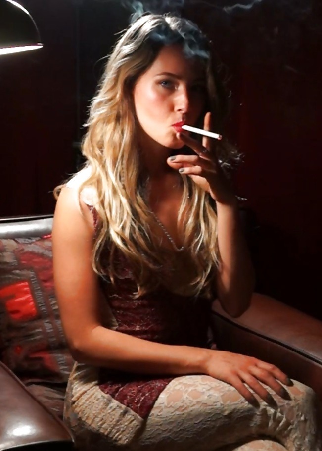 Smoking Girl Candid Порно