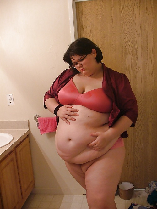 veryfatssbbw:
“veryfatssbbw.tumblr.com”
fatssbbwgal.tumblr.com : A gorgeous obese gainer with big soft folds of fat. Feed this amazing BBW with your cum.