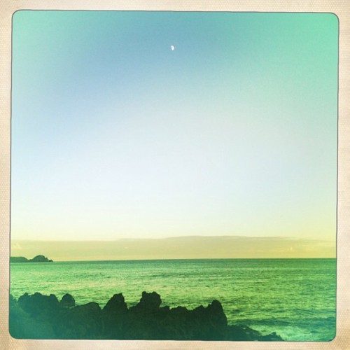 <p>Moonrise over the Atlantic #theazores #motherdaughterroadtrip (at Aldeia Da Fonte)</p>