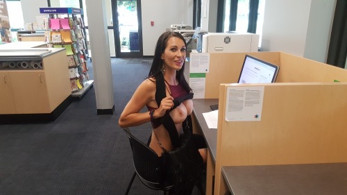 stephanie-mason-my-hotwife:Flashing at Kinkos FedEx - Bonjour Mesdames