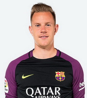 Marc-André ter Stegen (Mönchengladbach, 30 de abril de 1992) es un futbolista alemán que juega de portero.
Ter Stegen ha competido al máximo nivel desde los 19 años. Portero sobrio y con un gran dominio del juego de pies, el alemán se ha convertido...
