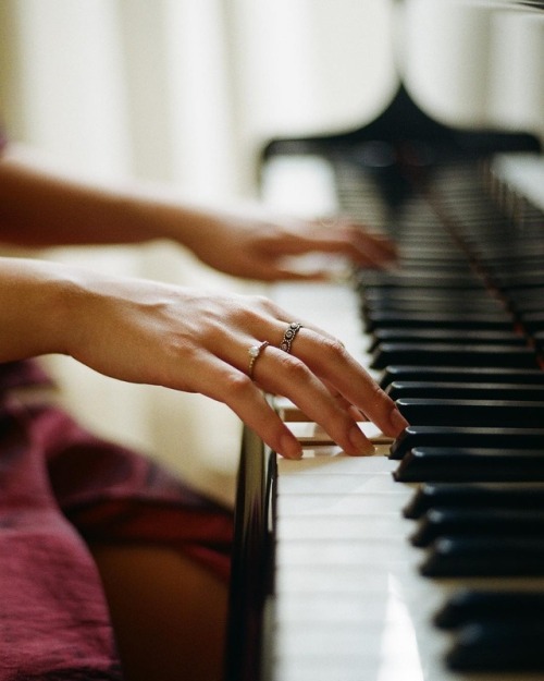 Сеанс игры на пианоно закончился для девушек женским сексом