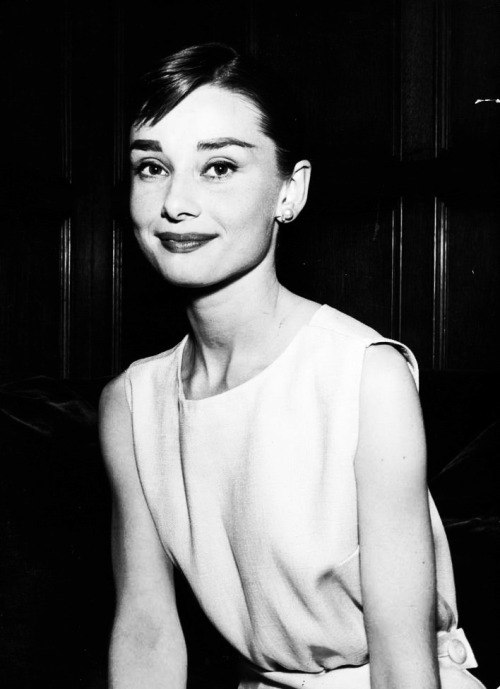 hepburndeneuvekelly:
“Audrey Hepburn at a cocktail in 1956.
”