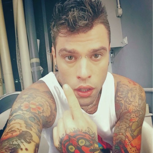 Questo è Fedez con le sue scelte impopolari inconsapevole di essere carne fresca per gli squali.
-Fedez