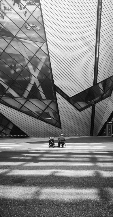 Solo musician in front of ROM.