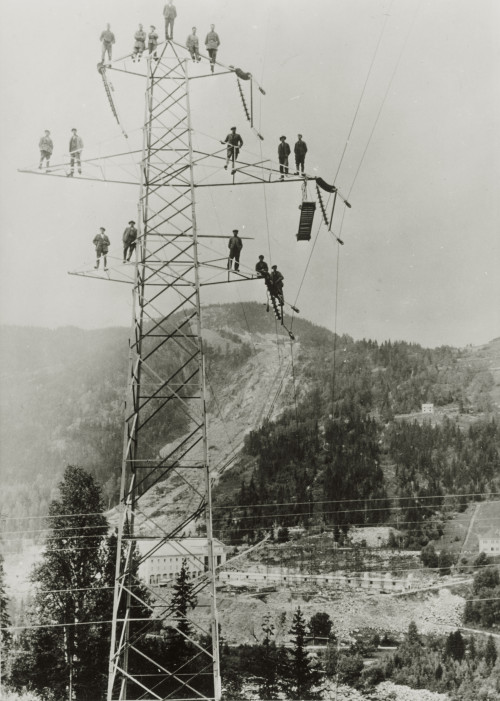aiiaiiiyo:
“Workers free-climbing on a power pylon at Nore power plant in East Norway c1928 [2953x4143] Check this blog!
”