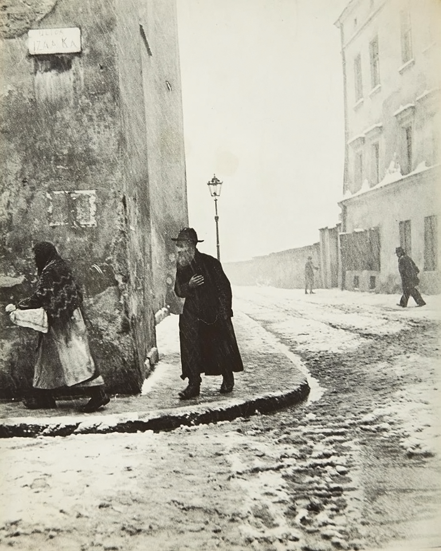 kafkasapartment:
“Isaac Street, Krakow, 1938. Roman Vishniac. Gelatin silver
”
