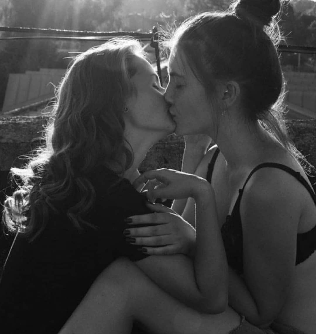 Мамаши лесбияночки в сексуальных трусиках и лифчиках любуются своей красотой перед зеркалом