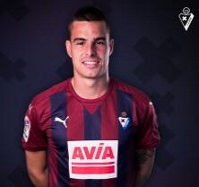 Daniel García Carrillo (nacido el 24 de mayo de 1990 en Zumárraga, Guipúzcoa) es un futbolista español que juega en la SD Eibar de la Primera División de España como centrocampista.
Trayectoria:
2009-2010 Alicante...