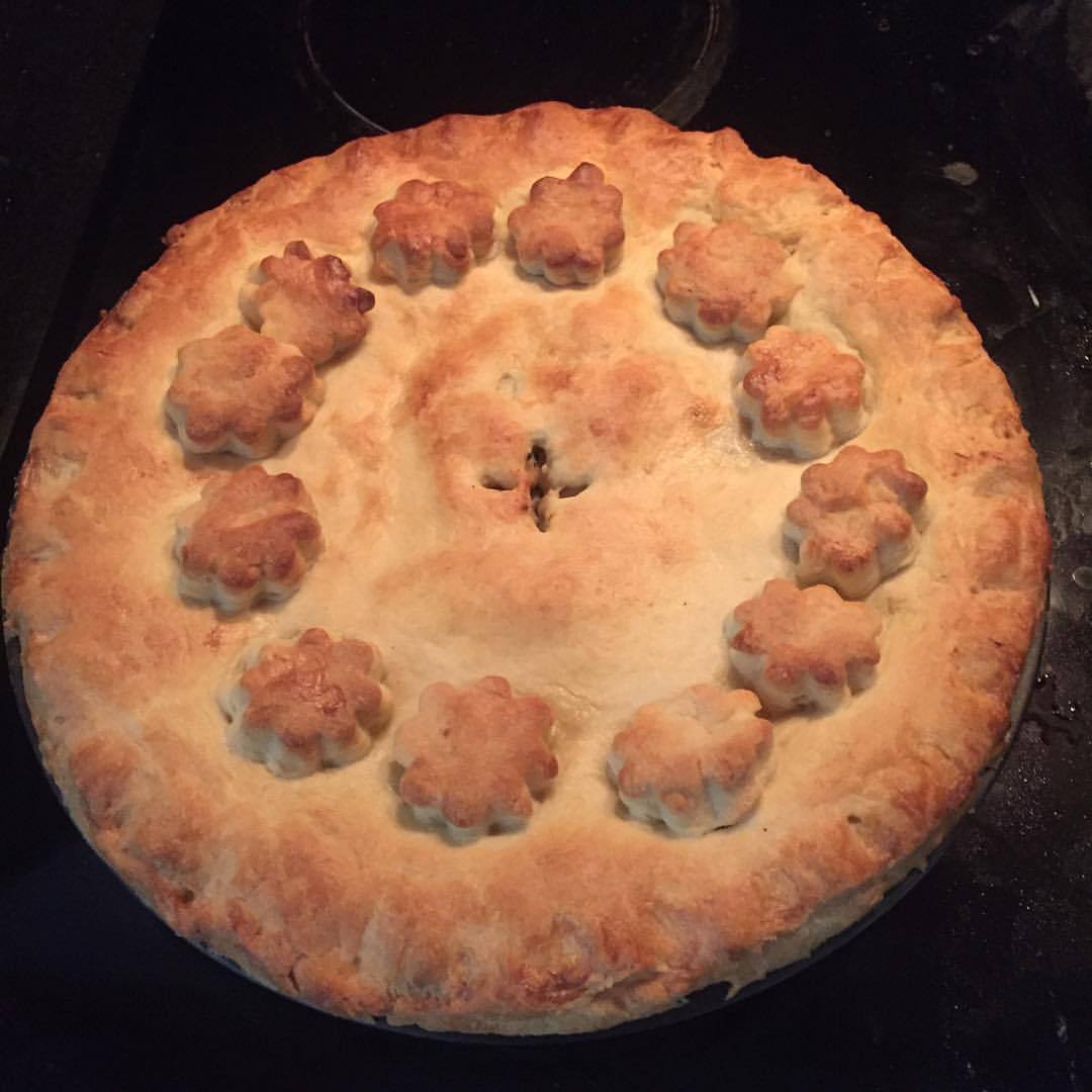 justinthebig:
“Chicken & duck pie, from a 14thC recipe. This was for our celebration of St Hubert’s day. #hunting #medieval #pie
”