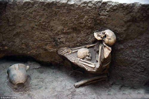 nkjemisin:
“ congenitaldisease:
“ In August 2015, these interlocked skeletons of a mother crouching down to protect her child were discovered in China. They were victims of “China’s Pommpeii.” ”
The story actually gets more interesting than that –...