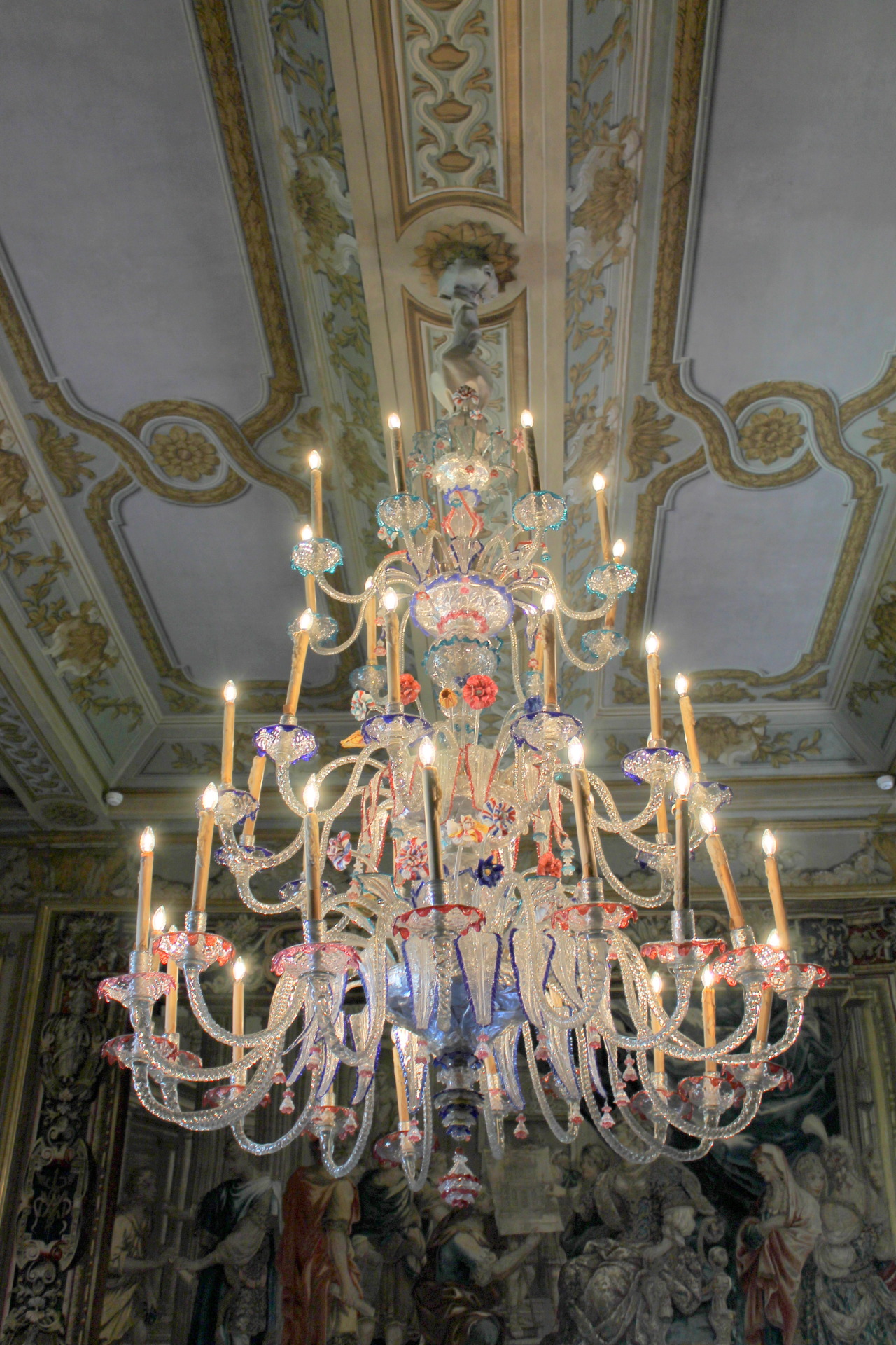 echiromani: Glass and crystal chandelier in the Galleria Colonna, Rome.