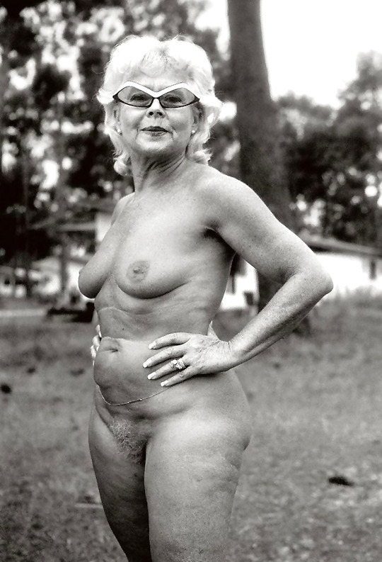Смелые старушки с голыми телами