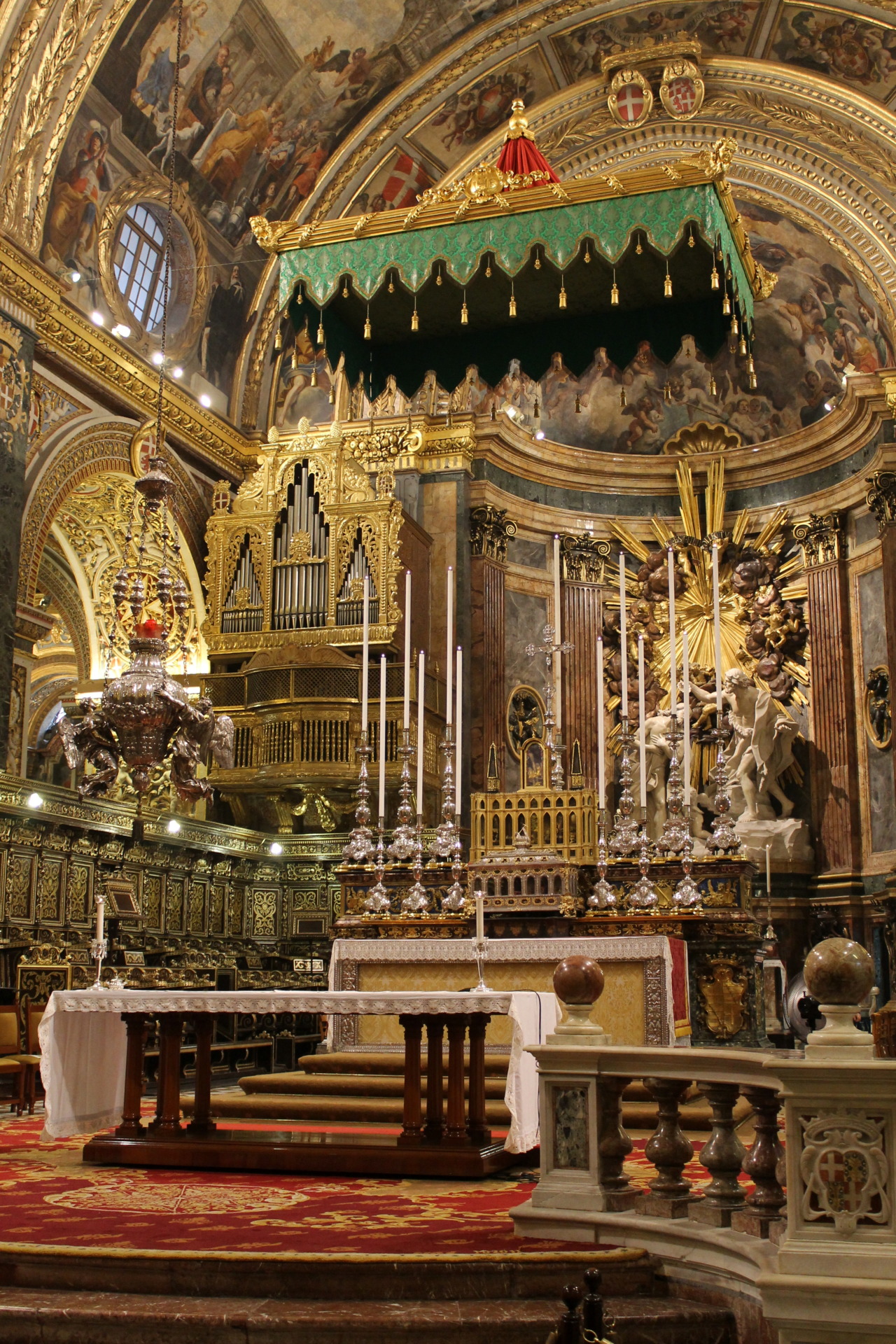 echiromani: Close up view of the sanctuary of St Johns Co-Cathedral in Valletta, including the Baptism of Christ sculpture by Giuseppe Mazzuoli (1703).