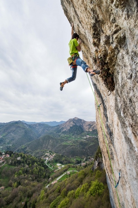 www.boulderingonline.pl Rock climbing and bouldering pictures and news Luca Bana in Cornalba, Italy