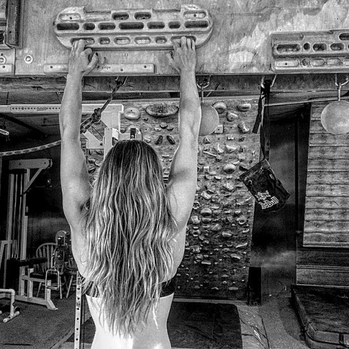 www.boulderingonline.pl Rock climbing and bouldering pictures and news house-under-a-rock: Shauna Coxsey on the beastmaker at Spot...