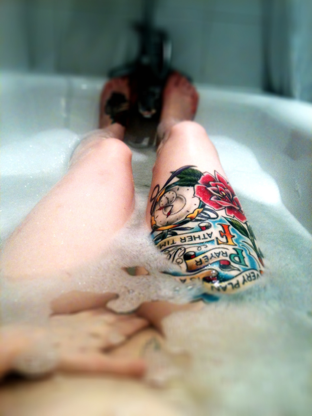 Блондинка принимает горячую ванну и получает в пилотку фаллос татуированного мачо