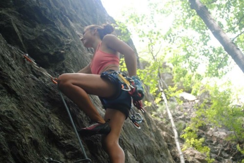 www.boulderingonline.pl Rock climbing and bouldering pictures and news thatclimbergirl: The sweat literally dripping from everywhere