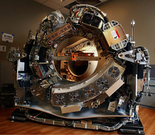 sixpenceee:
“The following is what a CT Scanner looks like without the casing
”