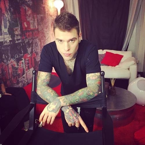 Ognuno coi suoi pensieri e i suoi segreti,
lo so siamo divisi dalla spazio senza essere pianeti.
-Fedez