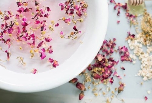 <p>💁🏼DIY Steam facials can be done with a large basin, rose petals, and a few drops of your favorite essential oils. This enhances circulation and removes toxins from your skin.</p>