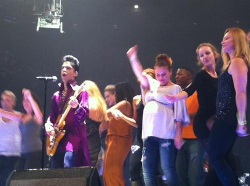 fxckyeahprince: “Alyssa Milano in all her pregger glory jammin with P! ”