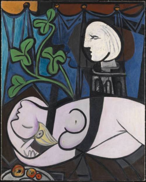 Ressam : Pablo Picasso (1881-1973 )
Resmin Adi : Nude, Green Leaves and Bust (1932)
Nerede. : Özel Koleksiyon
Boyutu : 164 cm x 132 cm
Son iki gündür Feininger ve Hala Asaf gibi kübizm ile flörtleşen ressamların resimlerine yer verince, kübizmi damardan almak kaçınılmaz oldu. Zaten Picasso'dan en son yer verdiğim resmi de 1901'de, yani kübizmi keşfetmeden önce yaptığı resmiydi, fazlasıyla zamanı gelmişti. Resimdeki kadın Picasso'nun yıllarca sakladığı metresi Marie-Therese Walter. İlişkileri 1927'de başlamıştı ama Picasso onu arkadaşlarından bile gizledi, karısı Olga'ya laf gitmemeliydi. Walter'a feci şekilde düşkündü. İlişkilerinin 4. yılından itibaren de bir seri resmini ve heykelini yapmaya başladı. Resimdeki nü Walter, ve büst de Walter'a ait. Arka fonda mavi perdeler, gizli saklı, yani perdeler arkasındaki ilişkilerini yansıtıyor. Resmin çok romantik kısmı ise büstün arkasına düşen iki farklı gölgede. Dikkat ederseniz gölgelerden biri büstün soluna, diğeri sağına düşmüş. Işık kurallarna aykırı değil mi? Picasso'ya göre Walter'ın nü hali, tüm vücudundan öylesine ışık saçıyor ki, adeta tüm evreni aydınlatıyor. Gövdesinden çıkan ışığın gölgesi sağa, bacaklarından çıkan ışığın gölgesi ise sola vurmuş. Walter için oldukça gurur okşayıcı olmalı! Bu resim koleksiyoner  Frances Lasker Brody tarafından 1936'da satın alınmış ve Brody koleksiyonun bu en değerleri parçasını daima gözlerden uzak tutmuş. Sadece 1 kez, o da Picasso'nun 80. yaşı şerefine sergilenmiş. Brody 2009'da vefat ettiğinde hemen satılmasına karar verilmiş. Resim daha satışa çıkmadan 80 milyon dolar gibi bir para biçilmiş. Resim iki dev açık arttırma firması olan New York'tan Christies ve Londra'dan Sotheby&rsquo;s arasında konkur konusu olmuş. Açık arttırma yapmaya hak kazanan Christies, resmi 4 Mayıs 2010'da tam 106,5 milyon dolara satmış. Bunun 95 milyon doları resim için, %12lik komisyon tutarı olan 11,5 milyon dolar ise garibim Christies'in masrafları için :) Sonuçta Londra o kadar şanslı bir şehir ki, resim bir koleksiyonerin olmasına rağmen, Tate Modern'e kiralanmış ve görülebilir durumda. Picasso’nun hayatını, eğlenceli Las Meninas resmi eşiliğinde 6 Mart‘ta anlatmıştım.  Les Demoiselles d’Avignon resmine 15 Haziran‘da, Guernica resmine 23 Ekim‘de ve The Wait - Margot resmine 8 Aralık&lsquo;ta yer vermiştim. Resimleri ve Picasso’yu hatırlamak isterseniz, tarih linklerine tıklayın. 