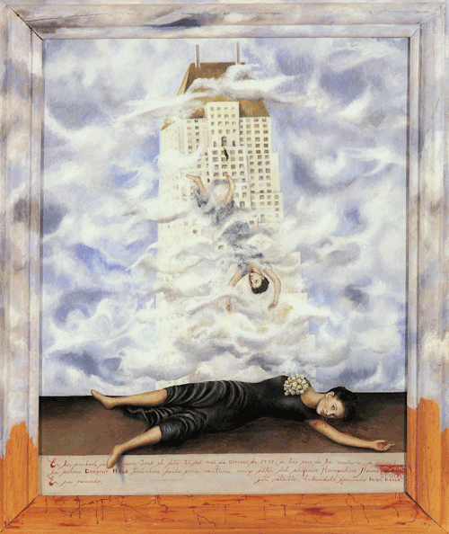 Ressam : Frida Kahlo (1907-1954)
Resmin Adi : The Suicide of Dorothy Hale (1938-39)
Nerede. : Phoenix Art Museum, Phoenix, ABD
Boyutu : 60,4 cm x 48,6 cm
Arkadaşı Dorothy Hale'in intiharı, o dönemde Rivera ile evliliği çankantılı olan Frida'yı derinden etkilemişti. Ve belki kendi aklından da geçen intihar düşüncelelerini aktarmak için bu resmi kullandı. Dorothy Hale, dillere destan güzelliği olan bir kadındı. Zengin eşi sayesinde sosyeteye girmişti ancak onun amacı aktrist olmaktı. Amma velakin çok veteneksiz olduğu söyleniyor, ve de bahtsız. Kocasını bir trafik kazasında kaybettikten sonra hem maddi hem de manevi olarak çöktü. Üzerine birkaç başarısı ilişki onu bitirdi. İntihar ettiği gece, en sevdiği arkadaşlarını evine çağırdı, uzun bir yolculuğa çıkacağını, bundan önce vedalaşmak istediği söyledi. Evdeki güzel sohbetten sonra, yine arkadaşlarıyla Oscar Wilde'ın oyununa gitti. Aktrist olamamıştı belki ama izlemek de harikaydı onun için belli ki. Arkadaşları geceye partide devam ederken, o gece 1 gibi evine döndü. Tüm yakınlarına tek tek mektup yazdı, avukatına vasiyetini yazdı. İtinayla ve kararlılıkla o geceye hazırlandı resmen. Sonrasında ise Hampshire House'un 16. katında bulunan dairesinin camından kendini aşağı bıraktı. Üzerinde en sevdiği elbisesi vardı. Oyun yazarı, Vanity Fair'in yayıncısı aynı zamanda kongre üyesi olan Clare Boothe Luce, Dorothy'nin çok yakın arkadaşıydı. Arkadaşı olduğunu bildiği Frida'dan Dorothy'yi anmak için bir resim yapmasını istedi, Luce bu resmi Dorothy'nin annesine hediye edip, taziyelerini sunacaktı, kızını Frida'nın resminde ölümsüzleştirmiş olacaktı. Frida zevkle işi kabul etti, dedim ya o dönem  kendi kafası da karışık olduğundan aklında bir sürü fikir vardı. Frida, Luce'ye &ldquo;ex-voto&rdquo; tarzında yapacağını söyledi, bunun Frida'nın istediği şekilde yapılacak güzel bir portre olacağını düşünen Luce anlamadan tamam dedi. Halbuki &ldquo;ex-voto&rdquo; standart bir resim tarzı değildi, ölüm-kaza gibi olay anlarını tüm çıplaklığı ile anlatmak, altına bu konuda bir de yazı yazmaktı. Luce resmi görünce elbette çıldırdı. Dorothy'nin annesine, kızının an be an düşüşünü gösteren, yerde kanlar içinde yatan halini nasıl gösterecekti. Resmin altında şöyle yazıyordu: &ldquo;21 Ekim 1938'de New York'ta sabah saat 6'da, Dorothy Hale kendini Hampshire House'daki dairesinin pencereden atlayarak intihar etmiştir. Bu resim onun anısına Frida Kahlo tarafından yapılmıştır&rdquo;. Frida'ya bakın siz, resmi yaptıran Luce'den bahsetmemiş bile, sanatçı egosu&hellip; Luce önce resmi yakıp yırtmak istedi, sakinleştikten sonra düzeltme ise yaptırır: &ldquo;Bu resim Clare Boothe Luce tarafından, Dorothy'nin annesi için, Frida Kahlo'ya yaptırılmıştır&rdquo;. Luce, resmi yine de korkunç bulur, Dorothy'nin annesine veremez, arkadaşı Frank Crowninshield'e verir. Frank vefat ettikten sonra, resim bir süre ortalıkta görünmez. Bir gün Phoenix Müzesi'nin kapısında beliriverir. Müze elbette o gün bugün resme gözü gibi bakıyor. Resimdeki üç boyut etkisi çok etkili. Dorothy'nin atladığı, düşmekte olduğu ve düştüğü 3 hali de görünüyor. Yerde yatan hali, resmin neredeyse önünde gibi. Çerçeveyi boyaması ve çerçevede kanın izlerinin aşağıdan yukarı yayılma hissi tam Frida'ya yakışır fikirler. Çılgın kadın Frida'nın hayatını 13 Nisan&lsquo;da &ldquo;The two Fridas&quot; resmi eşliğinde anlatmıştım. Onu resme başlatan, ilk otoportresini ise 30 Haziran'da anlatmıştım. Hatırlamak isterseniz tarih linklerine tıklayın. 