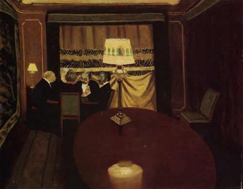 Ressam : Félix Vallotton (1865-1925)
Resmin Adi : The Poker Game (1902)
Nerede : Orsay, Paris, Fransa
Boyutu : 52,5 cm x 67,5 cm
Vallotton'un gördüklerini gerçekçi bir şekilde resmetme konusundaki yeteneğini 20 yaşında yaptığı ilk resmi, oto-portresinden biliyoruz. Bu ilk resmi Salon'da sergilenip, övgülere boğulunca, bir sanatçı olarak yeterli tatmine ulaştığını, ve kendini ifade etmek için istediği şekilde resim yapma lüksüne eriştiğine düşünüyorum. Şu resme bir bakın, bir sanatçı için ne büyük lüks böyle hissedebilmek. Bir resim yapıyorsunuz, harcadığınız emeği düşünün ve bir taraftan sizi eleştirmek üzere bekleyenlerle dolu ortamı hayal edin. Ve siz konu ettiğiniz olayı resmin en köşesine sıkıştırıp, resmin yarısından fazlasını koca bir masaya ayırabiliyorsunuz! Gülesim geliyor, bu müthiş bir özgüven ve harika bir espri anlayışı! Evlendiklerinin 3. yılında, eşi Gabrielle ve galeri sahibi olan kardeşiyle ile araları biraz bozukken yapmış bu resmi. Köşede poker oynayanlar; Gabrielle, Gabrielle'in annesi ve amcası. Aileden biraz dışlanmış gibi hissetmiş olmalı, ya da size ihtiyacım yok diyor da olabilir. Kocaman bir oval masa ve masanın üzerinde abartılı büyük bir lamba her şeyin odak noktası. Ben gerçekten bu resmi yaptıktan sonra, Gabrielle'e nasıl bir açıklama yaptığını çok merak ediyorum! Zamanının çok ötesinde, çok cesur bir resim. Vallotton’un hayatını &ldquo;The Ball&rdquo; resmi eşliğinde 5 Mayıs’ta anlatmıştım. 31 Temmuz&lsquo;da ise yukarıda da bahsettiğim oto-portresine yer vermiştim. Hatırlamak isterseniz tarih linklerine tıklayın. 