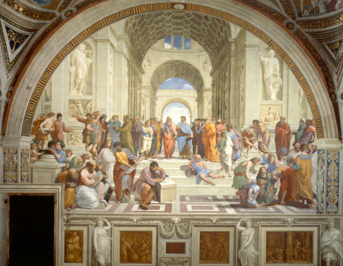 Ressam  : Raphael - Raffaello Santi (1483-1520)
Resim  : The School of Athens (1520)
Nerede  :  Vatican Museum, Vatikan
Boyutu  : 5,00 m x 7,70 m
Raphael'in dini unsur içermeyen nadir resimlerinden biri de, Vatikan'daki Segnatura odasında bir duvara yaptığı bu fresko. Resim, Antik Yunan döneminde yaşamış başta Socrates, Plato ve Aristotle olmak üzere, geometri, astroloji, felsefe, aritmetik, şiir, müzik, resim gibi önemli dallarda öne çıkan ünlü bir çok karakteri bir arada temsil ediyor. Bu insanların hepsi aynı dönemde yaşamadı elbette, ama Raphael, Yüksek Rönesans döneminin ona sağladığı ortamdan faydalanarak, geçmişteki saygıdeğer tüm ustaları bir arada resmedip böyle güzel ölümsüzleştirmiş. Resimde, ana kapıdan giriş yapan iki kişi var, soldaki Plato eliyle yukarı göstermiş elinde de meşhur kitabı Timaeus. Sağdaki ise elindeki Ethics kitabıyla Aristotle. Bu iki ismin kimliği ellerinde tuttukları kitaplara dayanarak doğruya daha yakın tahminler diyebiliriz. Diğer karakterler ise 15yy.&lsquo;dan bu yana yapılan araştırma ve tartışmalar sonucu ortaya atılan fikirler. Hem Plato, hem de Aristotle'nin hocası sayılan, aslında tüm felsefeyi başlatan ama yazılı kaynak bırakamayan Socrates  ise solda yeşil elbisesiyle, tıpkı heykelindeki gibi poz vermiş. Gölge etme, başka ihsan istemem diyen Diogenes ise güneşe olan düşkünlüğünü gösterircesine sereserpe merdivende uzanan. Sağ önde, elinde pergeli öğrencilerine geometri öğreten ise tabiki Euclid. Sol önde bir tahtadan harıl harıl notlarını kağıda geçiren Pythagoras (Pisagor). Socrates'den bile önce yaşayan Efes'li Heraklitos, merdivenin önünde mermerin üzerine dayanmış yazı yazan. Heraklitos için poz verenin Michelangelo olduğu söyleniyor. Michelangelo, bu resim yapıldığı yıllarda Sistine Şapel'in tavanıyla kafayı bozmuştu hatırlarsınız, bu sebeple yorgun ve düşünceli görünüyor. Bu arada Plato için de Leonardo'nun poz verdiği söyleniyor. Ayrıca solda merdiven üstündeki turuncu elbiselinin Plotinus adına poz verenin Donatello, onun da sağında kolu turuncu renkli olanın da Apelles adına poz veren Raphael olduğu düşünülüyor&hellip; Böylece Ninja Turtles dörtlüsünü de tamamlamış olduk :) Resimde hangisinin kim olduğu ile ilgili  daha fazla tahmin var, merak ederseniz burada. Raphael'in hayatını, Transfiguration resmi eşliğinde 3 Mart‘ta anlatmıştım. Yeğenim Mert'in doğumgünü olan 15 Eylül'de ise o günün hatırasına yine Raphael'den Sistine Madonna resmine yer vermiştim. Hatırlamak isterseniz tarih linklerine tıklayın. 