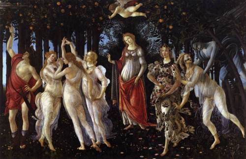 Ressam : Sandro Botticelli (1445-1510)
Resmin Adi : La Primavera - Spring (1477-1482)
Nerede : Uffizi, Floransa, İtalya
Boyutu : 203 cm x 314 m
Botticelli, yani Rönesans'ın persfektif ve anatomi konusunda sınıfta kalmış, ama aynı zamanda her tür güzelliği (bir kadın veya bir çiçek), inanılmaz detaylı ve zarif resmedebilen abisi. Botticelli bu resmi kuzen Medici'nin (Pierfrancesco) siparişiyle yapmıştı. Her zamanki gibi güzellik ve zarafet konusundaki takıntısını özene bezene bu resme işledi. Resimde yaklaşık 170 çeşit çiçek var, toplamda 500'e yakın çiçek incelikle resme yerleştirilmiş. Resim baharı anlatıyor ve resimdeki her bir karakter Botticelli'nin eklediği detaylar sayesinde belirgin. Merkezde Venüs, malum denizde veya yatakta olmadığından giyinik. Venüs'ün etrafında, ağaçların arasında görünen gökyüzüne dikkat edin. Onu iki kanatlı bir tak gibi sarıyor. Venüs'ün hemen üzerinde Eros, okunu 3 güzel tanrıçaya doğrultmuş. Bu tanrıçalar neşeyi, çiçeklenmeyi ve zarafeti temsil ediyor. En soldaki Merkür, ticaretin tanrısı; tanrıların habercisi olan. Onu ayağındaki kanatlı ayakkabılarından tanıyoruz. En sağdaki mavi tenli Zephyrus, rüzgar tanrısı Anemo'inin batı rüzgarları sorumlusu, baharda üflediği meltemle yazı hissettiren. Zephyrus'un geliş sebebi belli, mitolojiye göre gökyüzünden Flora için geliyor. Sırtından yakaladığı, paniklemiş olan kadın Flora, Zephyrus'un üflemesiyle hamile kalıyor ve bir anda güzeller güzeli Spring'e dönüşüyor. Yani o sağdaki yan yana iki kadın aynı kişiler, hamile kalmasıyla birlikte yaşadığı dönüşümü gösteriyor. Bu resim Rönesans döneminin en ünlü resimlerinden biri olmasıyla beraber, hakkında en çok konuşulan, sırrı çözülmeye çalışılan resimlerden de biri. Ne sırrıysa o, anlayabilmiş değilim. Mitolojik karakterler bir arada, bahar ayına bir gönderme var, acaba cinselliği mi anlatıyor, gizemi nedir, neden vs vs&hellip; Bazen insanların sırf boş vakit değerlendirmek için soru ürettiğini düşünüyorum. Resmin adı da bahar, anlattığı da bahar işte, niye gizem arıyorsunuz? Tanrıçalar bir arada, çiçeklerle birlikte baharın gelişi kutluyor. Herkes aşka gelmiş, ticaret tanrısı Merkür bile dalından meyve yiyiyor, keyfine diyecek yok. Biraz çirkince olan Flora, hamile kalıp güzeller güzeli Spring'e dönüşüyor. Bence tüm Botticelli resimlerindeki ortak gizem, bir Rönesans dahisinin nasıl olup da perspektif konusunda bu kadar başarısız olup, yine de resimlerinde ön planda tuttuğu güzelliğin, eksiklerinin farkedilmesine izin vermeyecek kadar üstün gelmesidir. Baksanıza, resimde neredeyse kimsenin ayağı yere adam akıllı basmıyor, ormanda değil havada dizili gibiler. Ama ilk bakışta biz bunu görüyor muyuz ya da umurumuzda mı tabi ki hayır! Botticelli'nin hayatını ve Venus and Mars resmini 21 Mart&lsquo;ta anlatmıştım. 31 Mayıs'ta The Birth of Venus'ü anlatmıştım. 27 Ağustos'ta ise Fortitude resmine yer vermiştim. Hatırlamak isterseniz tarih linklerine tıklayın. 