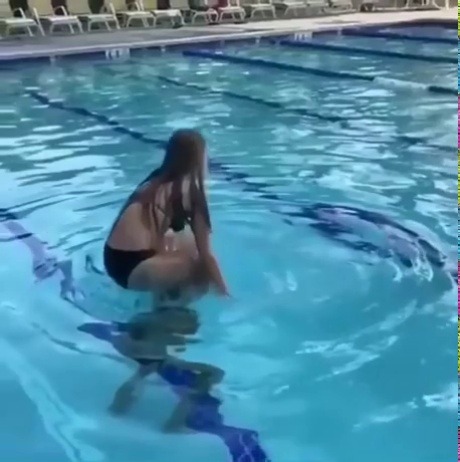 Голая брюнетка мастурбирует в бассейне