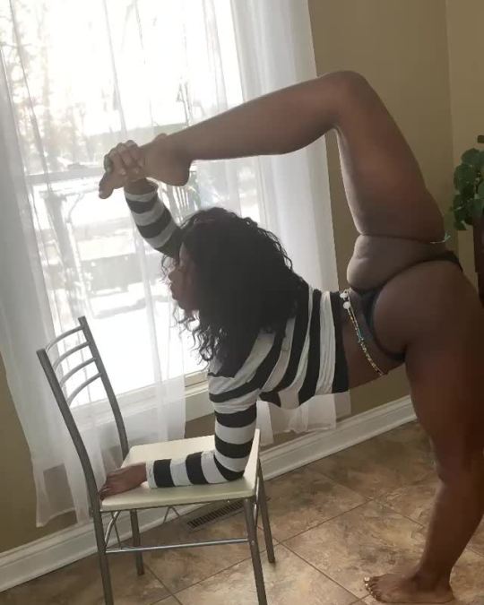 blackbonnielovesyou:hercheers:🍾🍾🖤😍 To eat her pussy