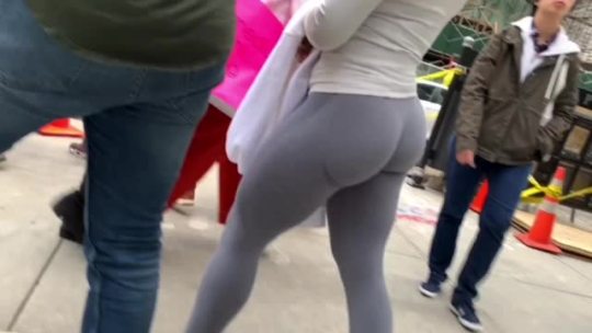 chicagocandid22:SLIM THICK PAWG IN GRAY ROUND PERFECTLY SHAPED