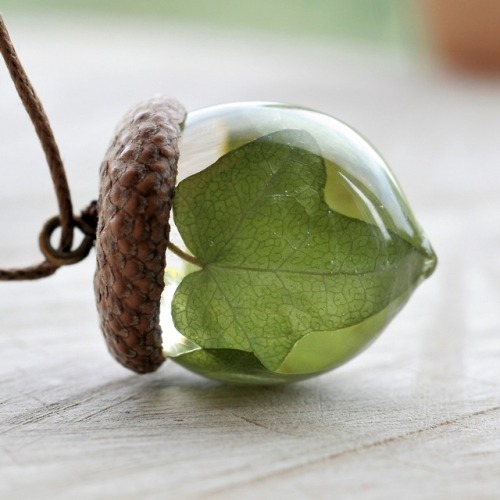 sosuperawesome:Acorn PendantsDabas Rotas on EtsySee our #Etsy...