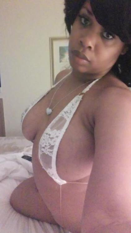 ebonyinc4u:I set up my sister’s phone so when she sends pics...